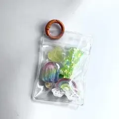 キャンディバッグキーホルダー　ガチャ詰めポーチ風　キーホルダー　レインボー