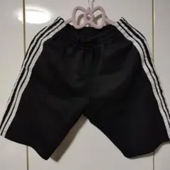 黒いハーフパンツ サイドストライプ付き130