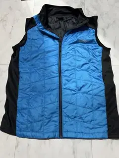 青と黒のノースリーブベスト