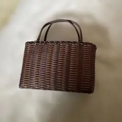ブラウンのハンドル付きかごバッグ