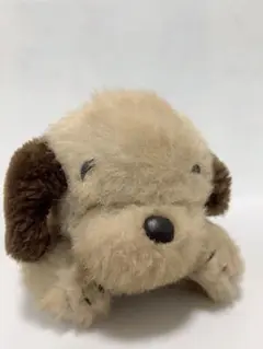 ベージュの犬のぬいぐるみ