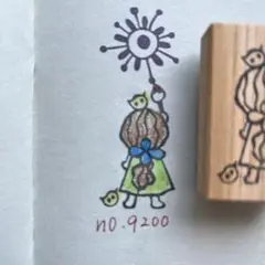 スタンプ　No. 9200筆を持った女の子と小鳥たち