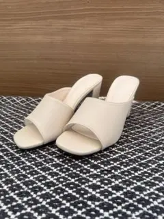ベージュ オープントゥ ミュール 中ヒール