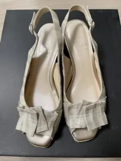 お値下げ！　リズ　リボン付きベージュ系サンダル 23EE