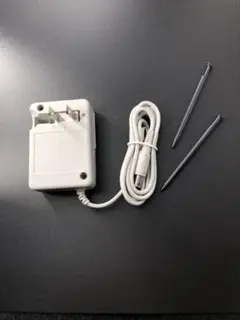 new3ds充電器ACアダブター＋new 3ds用タッチペンｘ2本
