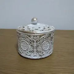 salut! アンティーク小物入れ