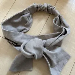 【美品】リボン付きベージュのヘアバンド　カチューシャ