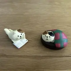 デコレ 寝そべり読書&ぬくぬく三毛猫 置物