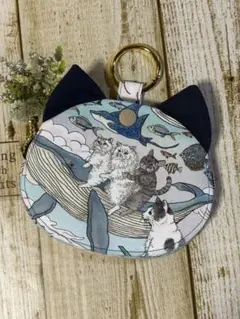 猫型ポケット付き　ミニポーチ おとぎの国の猫と仲間たち　ハンドメイド　くじらと猫