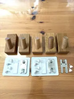 ①無印良品　壁に付けられる家具フック　オーク材　５個セット売り