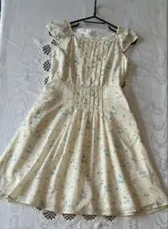 組曲　クリームイエローベース小花もようワンピース