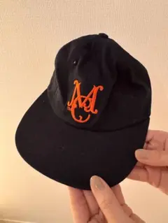 黒いキャップ オレンジロゴ アメリカ製