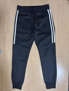 黒 スリムフィットジャージパンツ