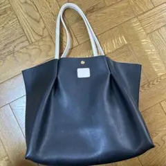 黒の合成皮革トートバッグ