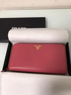 PRADAラウンドファスナー長財布
