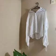 白トップス、白ブラウス。
