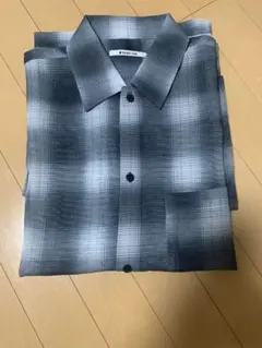 グレーとブラックのチェック柄長袖シャツ