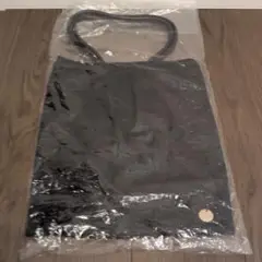 黒 トートバッグ 金属ロゴ付き