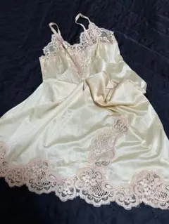 シャルレ　レース付き　ナイロン　スリップ　ベージュ　80-95