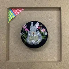 くるみボタン刺繍　うさぎとコスモス