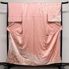 ピンク色地に波と花が描かれ、スワトウ刺繍があしらわれた付け下げ 着物