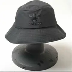 adidas ブラック バケットハット