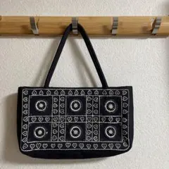 刺繍デザインの黒いハンドバッグ　ベトナム雑貨