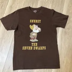 ユニクロＵＴ【Ｓサイズ】７人の小人SNEEZYくしゃみ半袖Tシャツ白雪姫