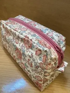 リバティラミネート生地使用の台形ポーチハンドメイド★20cm丸ファスナー使用