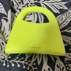 チャールズアンドキース ネオンイエロー バッグ
