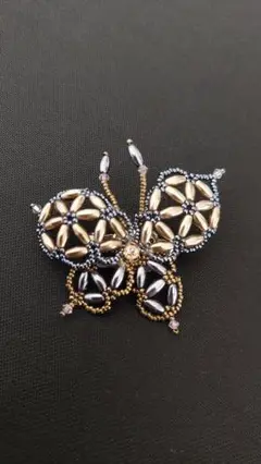 ビーズブローチ　蝶モチーフ　ハンドメイド