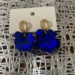 青色花形ピアス ゴールド金具付き