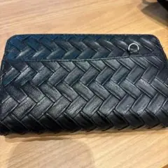 黒いレザー編み込み長財布