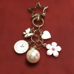【新品】多彩なチャーム付きキーホルダー　 ゴールドに薄ピンク　チャーム