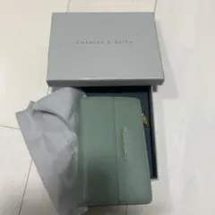 【美品】CHARLES & KEITH グリーン 二つ折り財布