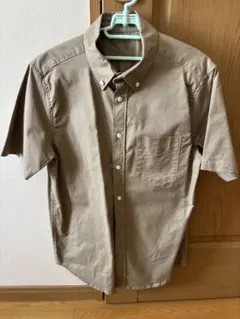 ベージュ ボタンダウン 半袖シャツ
