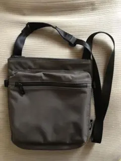 角型　ショルダーバッグ　色グレー