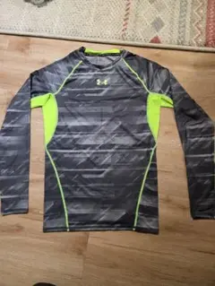 UNDER ARMOUR 長袖アンダーシャツ