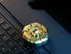 羽が広がる　ハンドスピナー　ゴールド