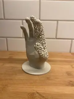 一部ボロノイ風　透ける手のモダンアートオブジェ