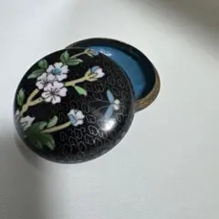アンティークな小物入れ