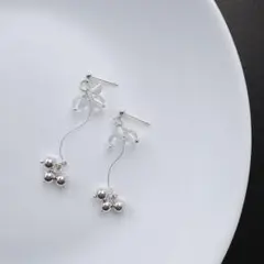 ハンドメイドピアス 揺れるシルバーピアス モード系