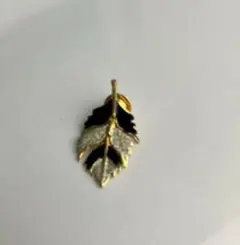 葉っぱデザインのブローチ