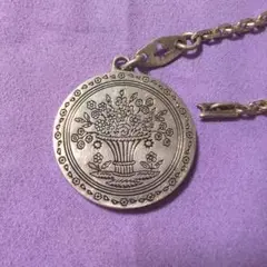 ヴェルサイユ宮殿　通行証レプリカ　花瓶デザインの金属製チャーム
