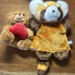 クマのぬいぐるみとレッサーパンダのパペット