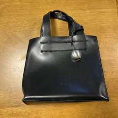 【美品】フルラ サリー ハンドバッグ チャーム レザー 黒　ミニバック