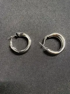シルバーカラーのループピアス