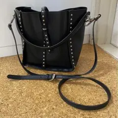 スタッズ付きショルダーバッグ