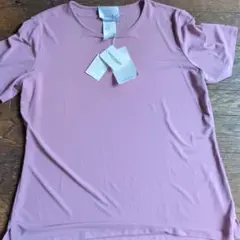 新品タグ付きピンクティシャツ