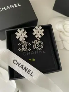 シャネル 19u0026ロゴメタルピアス
